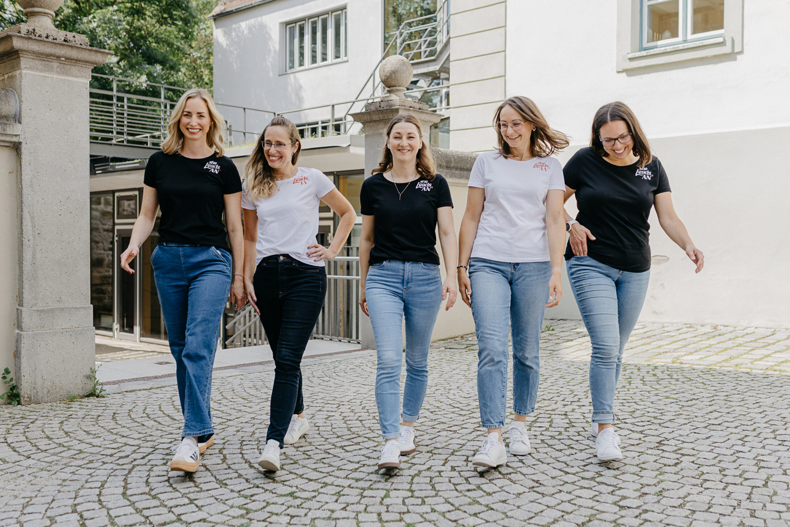 she leads AN Gründerinnen Frauennetzwerk in der Region Ansbach she leads AN Gründerinnen Frauennetzwerk in der Region Ansbach laufen nebeneinander auf die Kamera zu