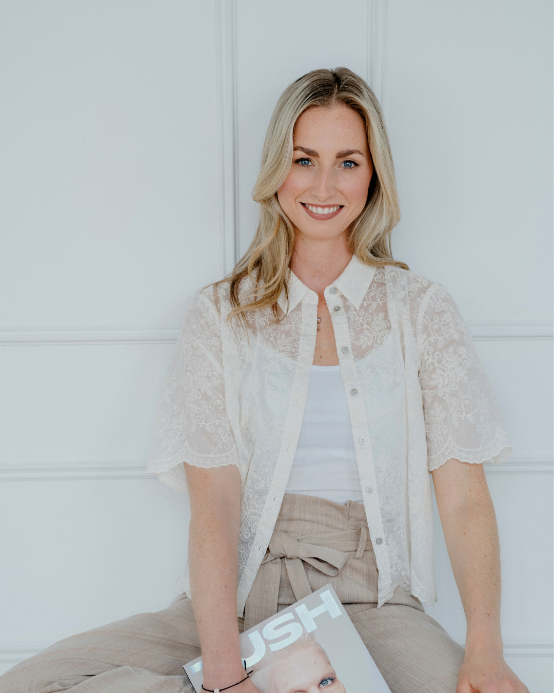 Kristin Dießl_Business Member_she leads AN Kristin Dießl sitzt und lächelt in die Kamera für she leads AN Frauennetzwerk in der Region Ansbach