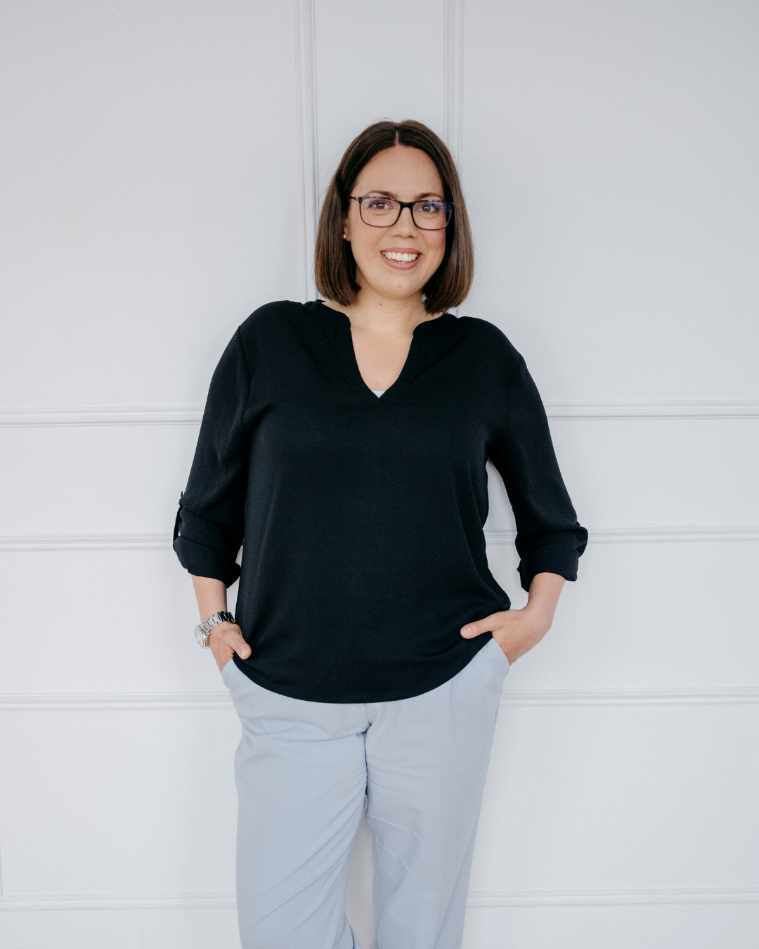 Lisa Seiden_Business Member_she leads AN Lisa Seiden steht und lächelt in die Kamera für she leads AN Frauennetzwerk in der Region Ansbach